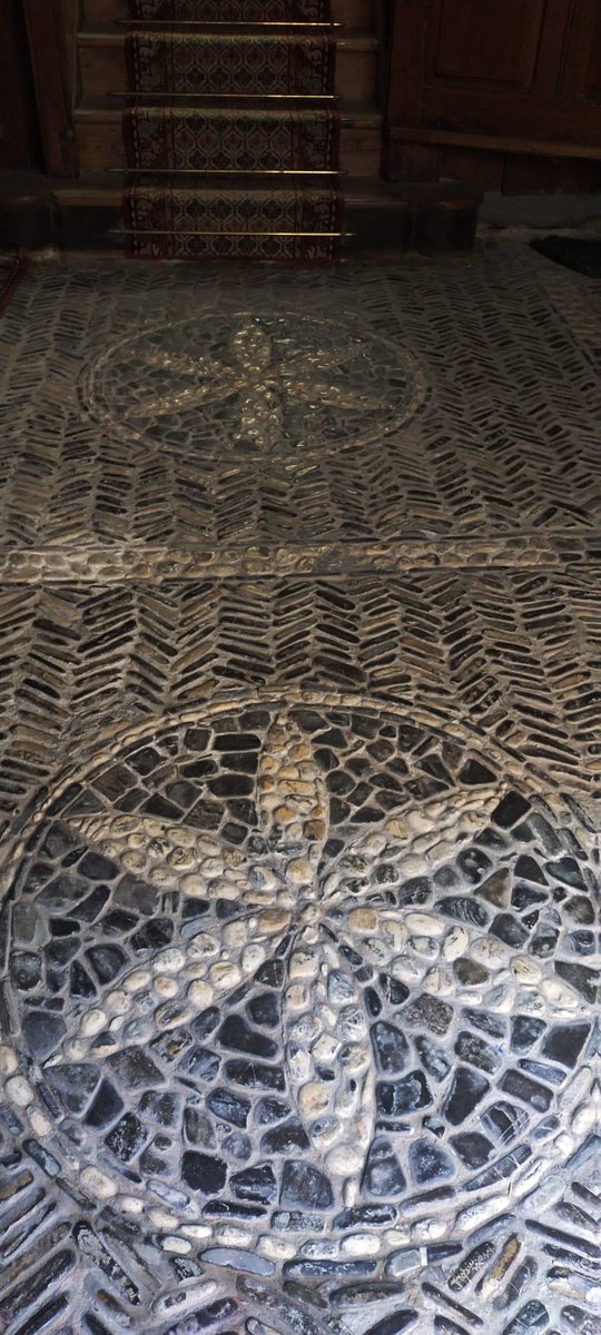 elsabaiao's tweet photo. Círculo de piedras, de cantos rodados mil veces pisados, decorando un suelo de casa ganadera... Hexafolios de artesanos que no firman, que no necesitan fama ni gloria.
Isaba (Pirineo navarro)
#36de52
@mongeleon https://t.co/2SGhZI5c9H
