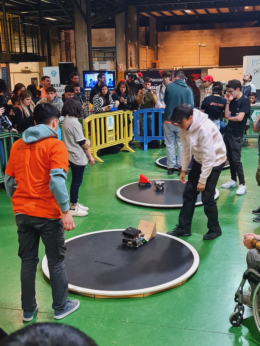 mala_nena_'s tweet photo. Facultad de ingeniería competencia robotica #sumolibre
El equipo de mi sobrino vino de salto se costearon todo ellos, mirando acá en la competencia no hay ningún colegio privado, todos son públicos....
Si habrá que invertir en EDUCACIÓN https://t.co/Pt7OkXke1A