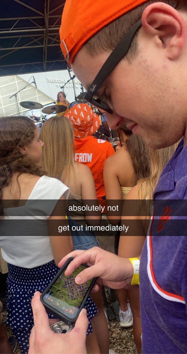 BarstoolClemson's tweet photo. When kickoff is still an hour and a half away, but 去他妈的南卡罗来纳大学 just raided your base https://t.co/2ImPjL5qFn