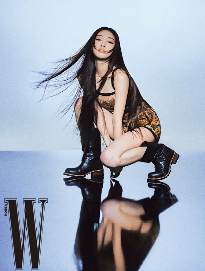 1996FEED's tweet photo. #JOY &amp; #CHUNGHA always iconic for W Korea https://t.co/z99R02VrGI