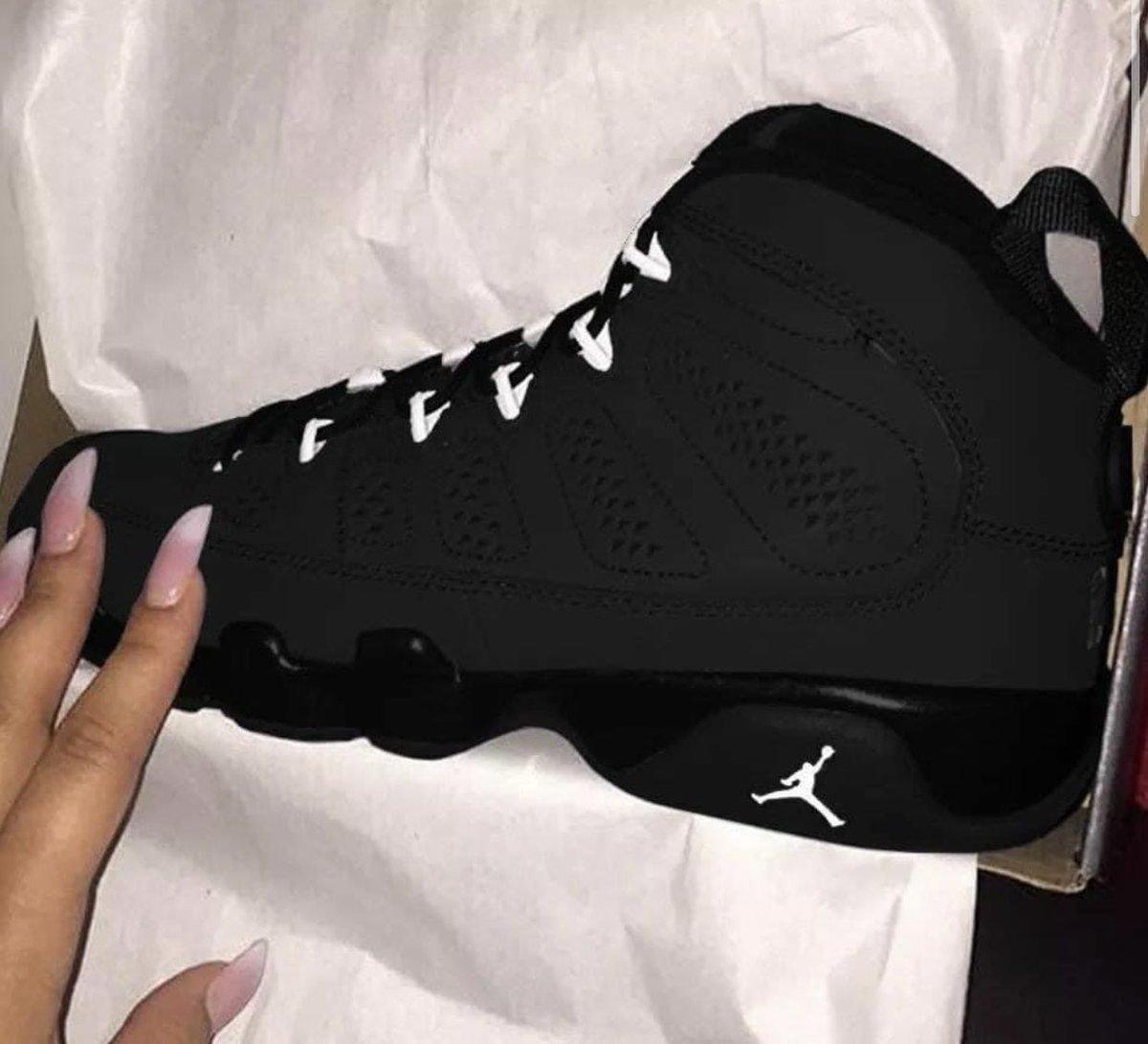 Yellow_Monstarr's tweet photo. Do these really come out on the 17th? I need them 🖤🥵 https://t.co/kau0m1smGE