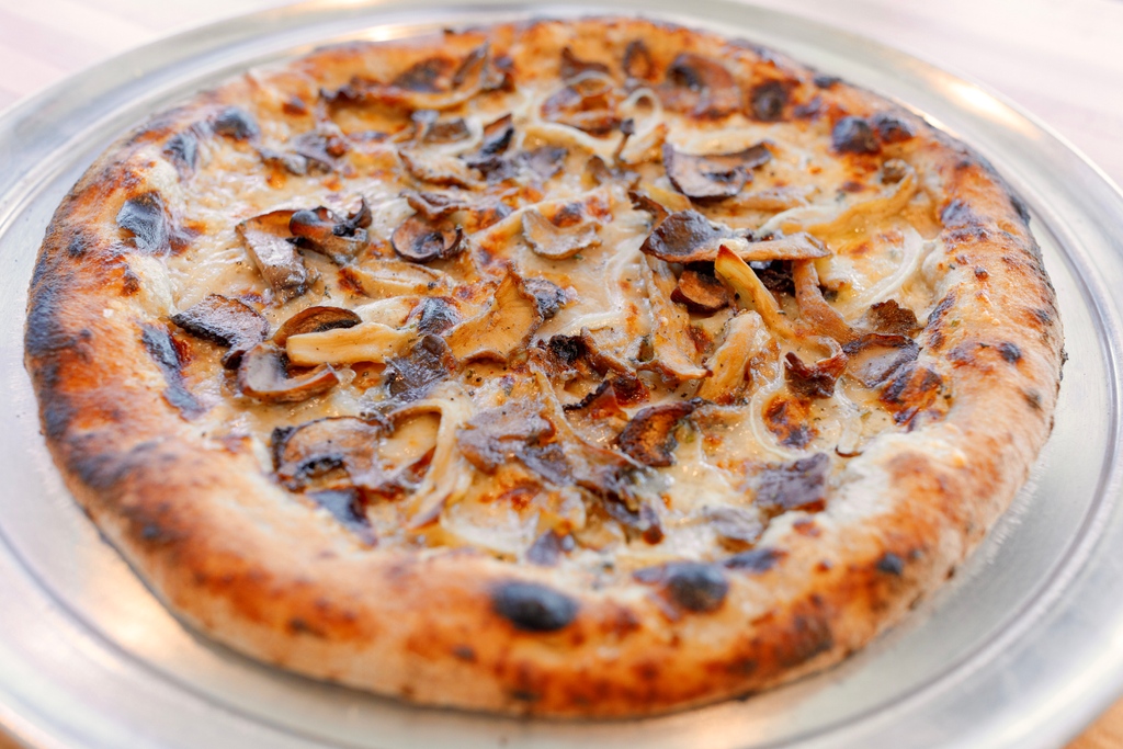 be honest, we had you at hi-fi mycology mushrooms.

 #newrestaurant #pizzafoodtruck #insiderfood #pizza #austinpizza #foodtruck #foodies #foodtruckfood #foodtrucks #sideeyepie #sideeyepizza #newpizzaintown #sideeyepiefoodtruck #nowopenatx