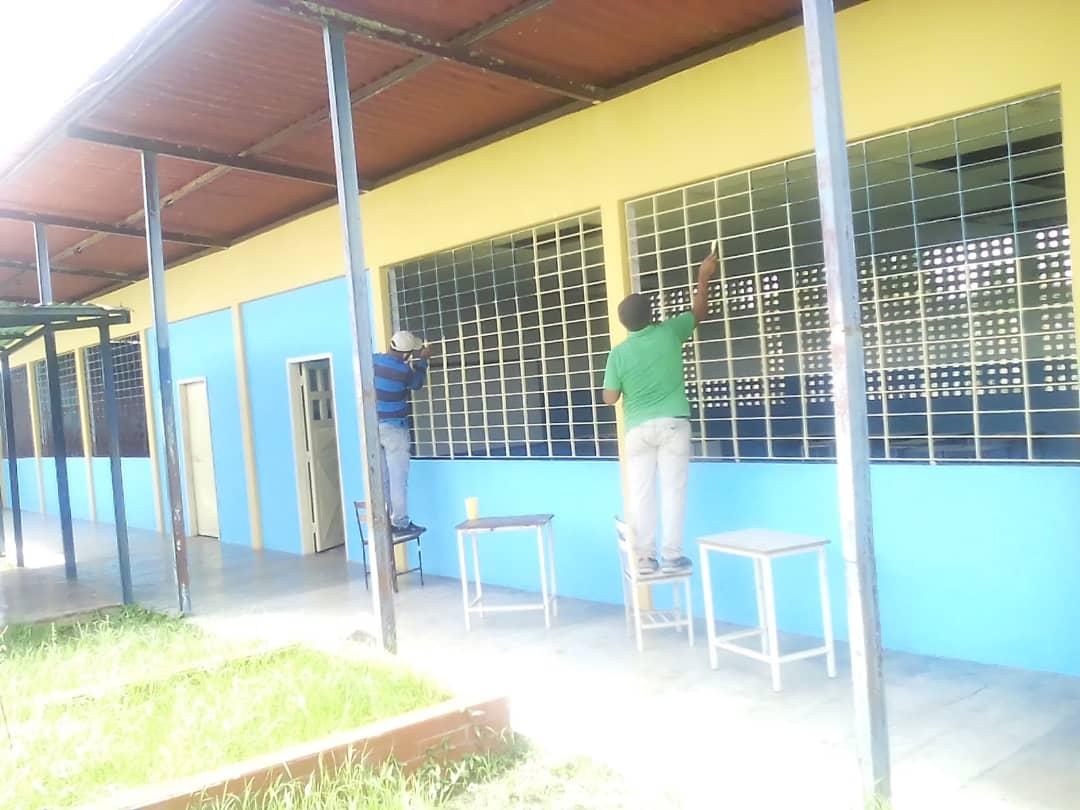 Zonaeducadelor1's tweet photo. #Bricomiles1x10 Así avanza la rehabilitación de la EPNB "Celestino Peraza" desde #DeltaAmacuro demostrando que vamos rumbo a la construcción de espacios educativos dignos de nuestros estudiantes. @NicolasMaduro @_LaAvanzadora @MPPEDUCACION @FannyG45 #GolpeContraElNarcotráfico https://t.co/w6dxjfD00a