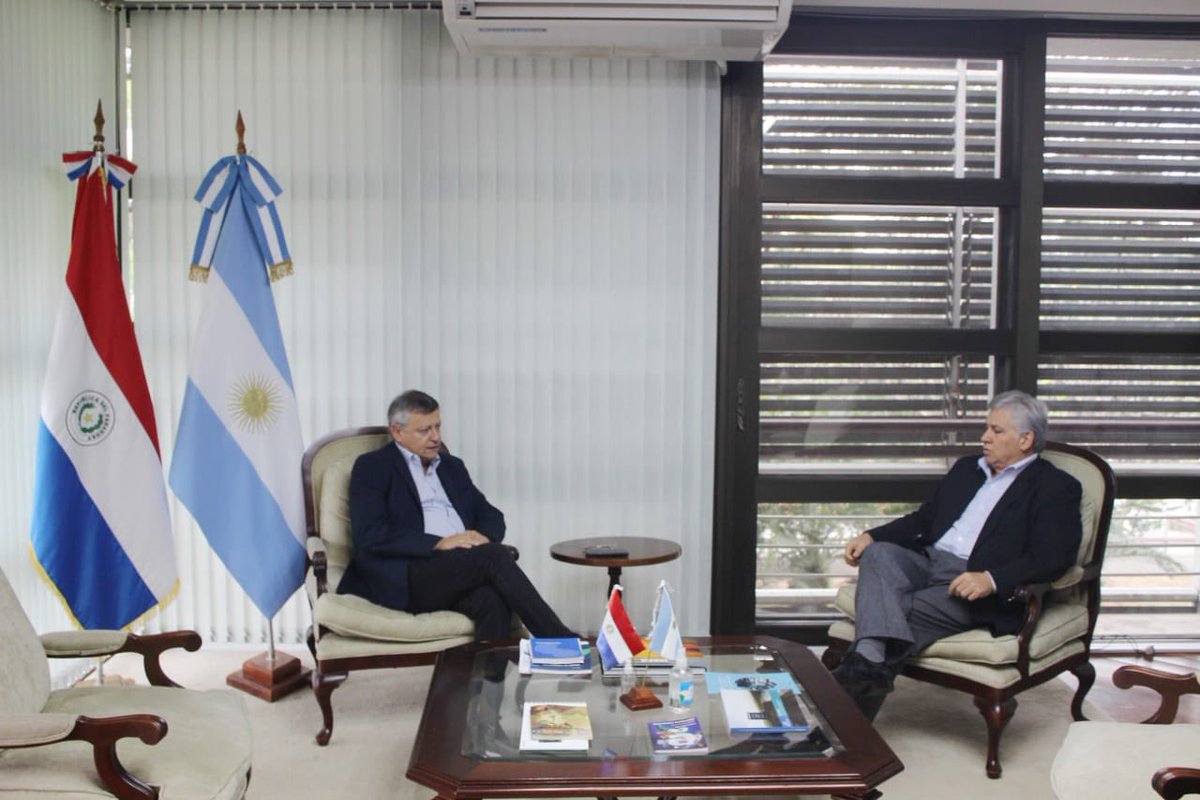 domingopeppo's tweet photo. 🗓
💠 Recibí a Orlando Fiorotto; ex Ministro del Interior🇵🇾, ex Senador Nacional🇵🇾 y ex Embajador de Paraguay ante la Argentina🇦🇷 . 
✅ Hablamos sobre la integración general y cómo fortalecerla, entre nuestros países y la región. 🇦🇷🇵🇾🤝🗺
@fiorottorlando https://t.co/iyn2bGaff5