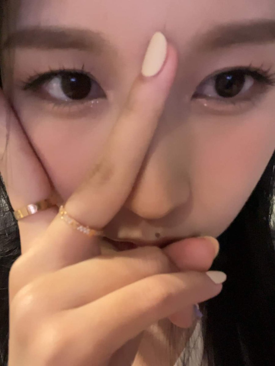 Goodmorning! I had a blast evening, last night and now I have to endure my hangover along with this sleeping big guy beside me. Wake up na, I'm hungry na😭.