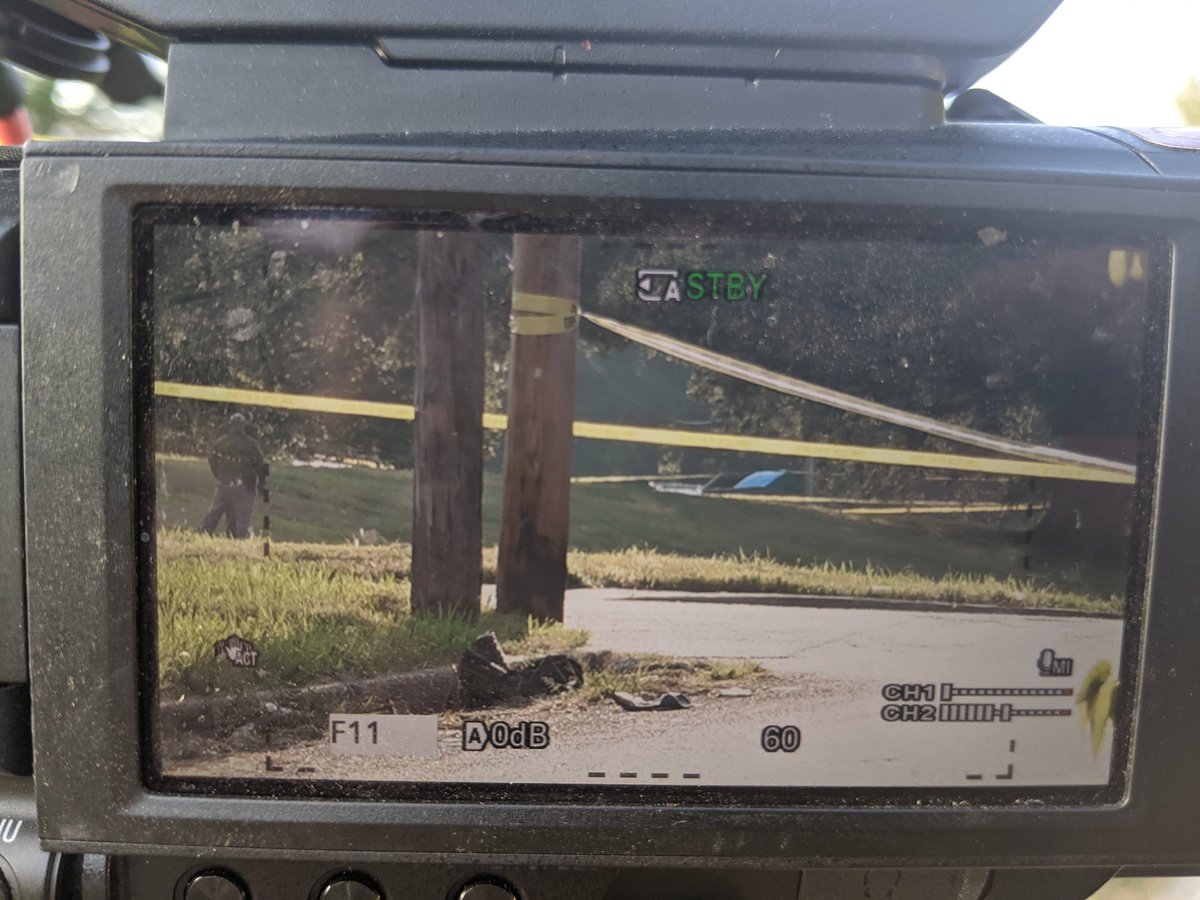 Ripple1026's tweet photo. Police are standing around in the area https://t.co/cqIY9pK2W1