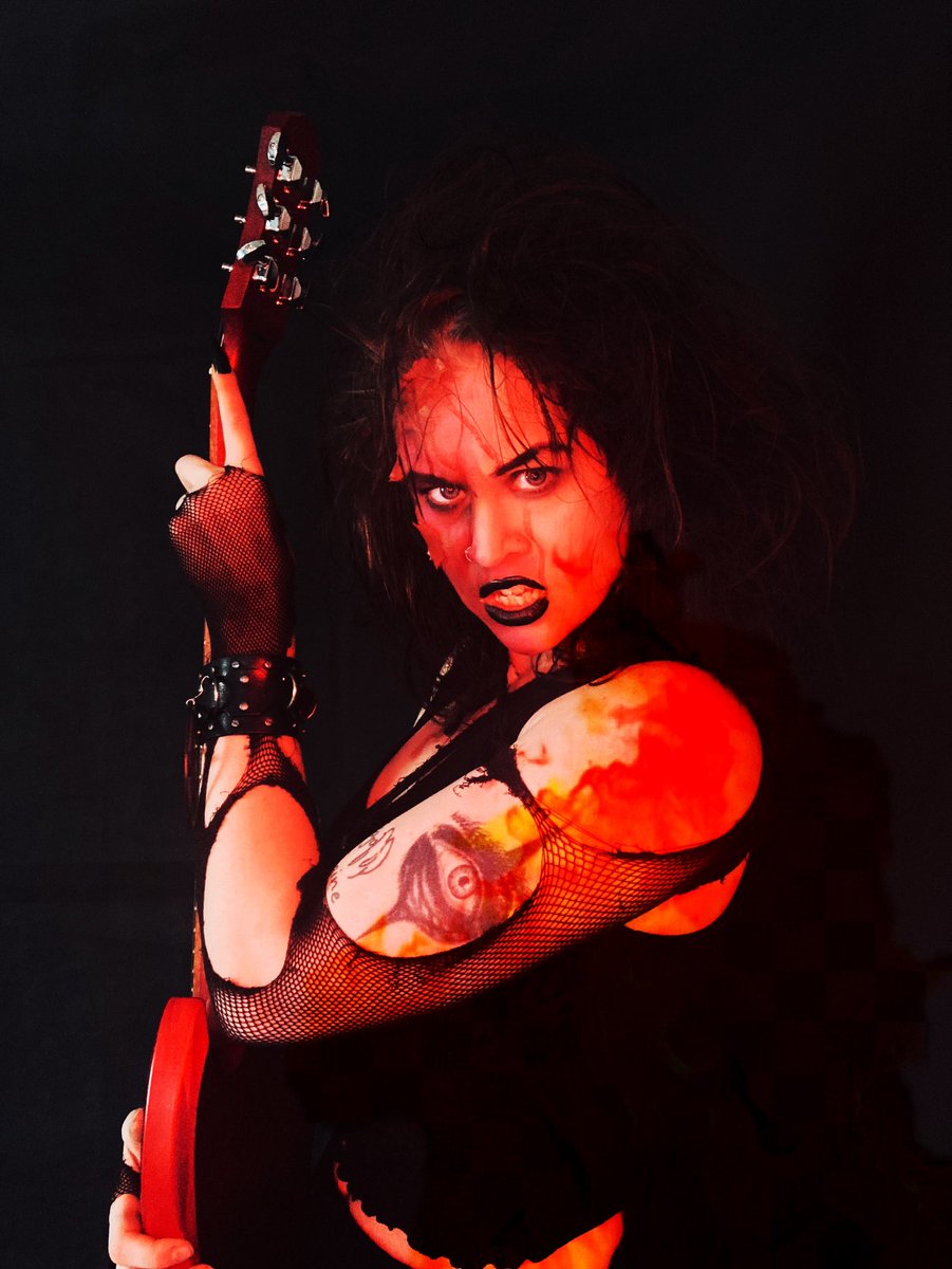 Wynter_Star_'s tweet image. Can you believe they actually banned me from playing my high school for my Halloween show? My fans won’t let me die and I won’t let them live… 🎸🔥 #NailThemAll #SammiCurr #Fastaway #TrickorTreat