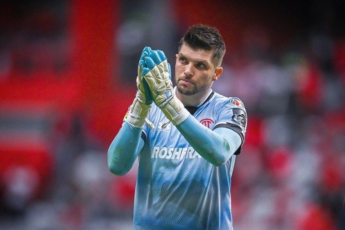 TiagoVolpi's tweet photo. Que ambiente lindo se vivió en La Bombonera ! Es un honor defender tus colores, @tolucafc ! A seguir mejorando y creciendo por nuestros  objetivos. 👊🏼🔴⚪️

📸 @robmaya1 

#TudoPossoNaqueleQueMeFortalece 🙏🏼 https://t.co/SzG6DliPHw