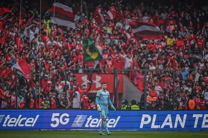 TiagoVolpi's tweet photo. Que ambiente lindo se vivió en La Bombonera ! Es un honor defender tus colores, @tolucafc ! A seguir mejorando y creciendo por nuestros  objetivos. 👊🏼🔴⚪️

📸 @robmaya1 

#TudoPossoNaqueleQueMeFortalece 🙏🏼 https://t.co/SzG6DliPHw