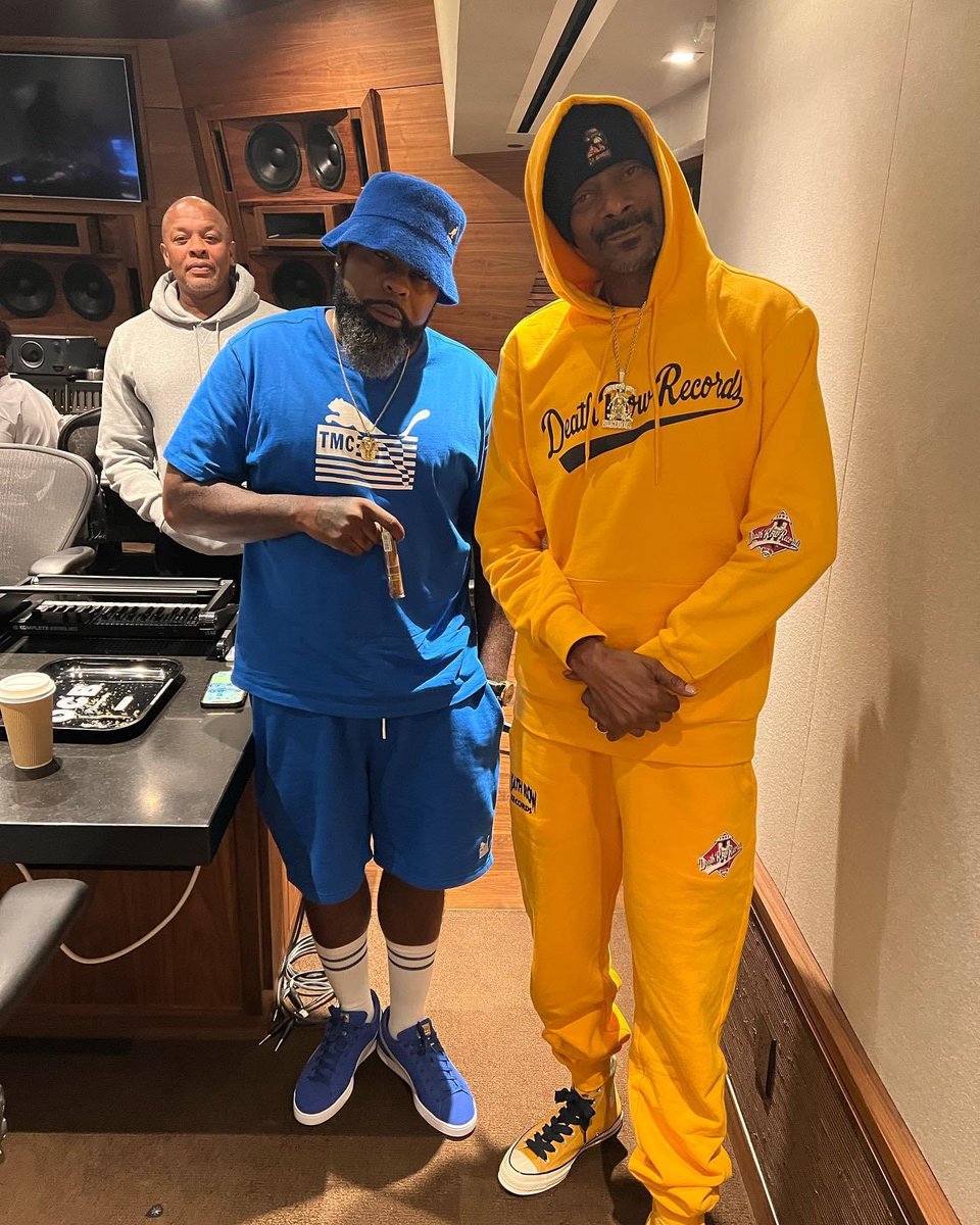 ThomasD48342358's tweet photo. KXNG CROOKED &amp; SNOOP DOGG I guess they can live with out royce s opinions 😁 https://t.co/nt3Sf2QcdQ