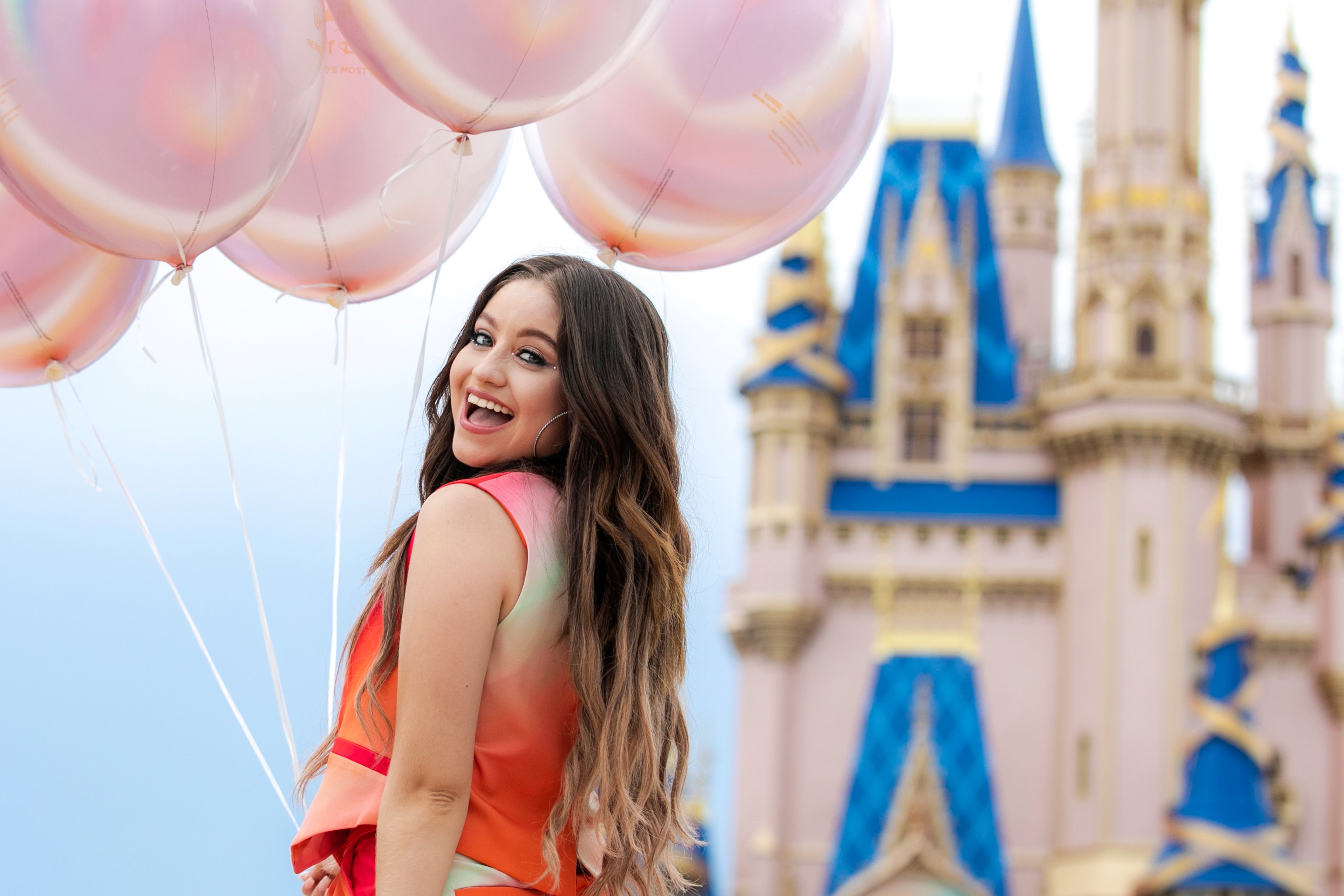 Karol Sevilla curte momento de sucesso no Walt Disney World