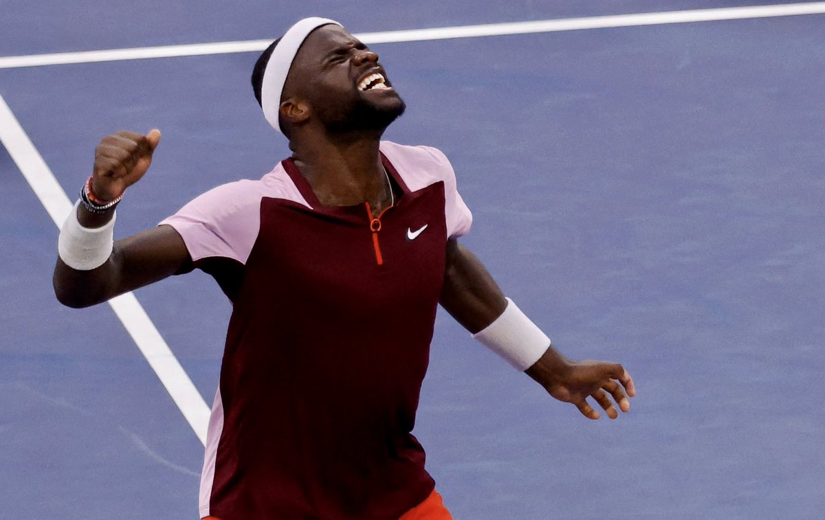MinStache's tweet photo. @usopen No one: 
U.S. Open announcers: LeBron James has upset Rafael Nadal. https://t.co/OB4x63TZ2V