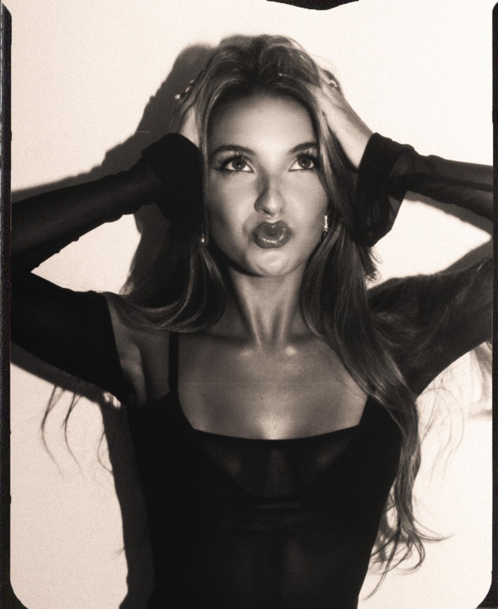 yourfriendandre's tweet photo. a photobooth moment // Lexi Rivera 🎞 https://t.co/T6g7ajSkcj