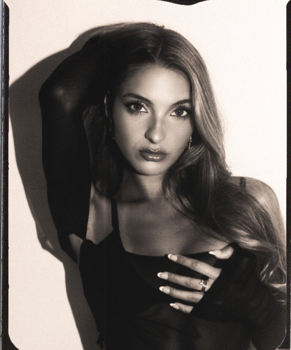 yourfriendandre's tweet photo. a photobooth moment // Lexi Rivera 🎞 https://t.co/T6g7ajSkcj