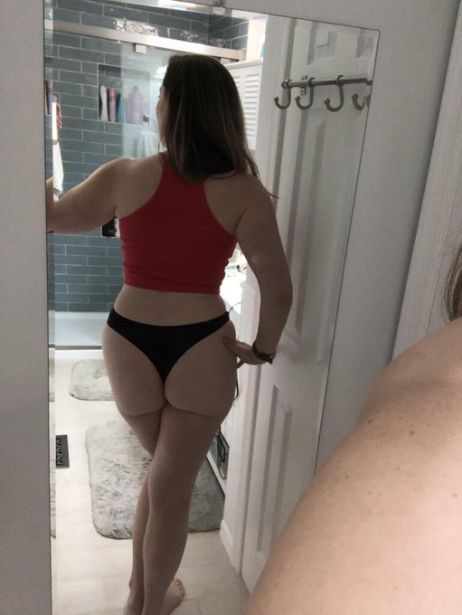 Having fun checking out my ass? https://t.co/ybDCdqlSaD