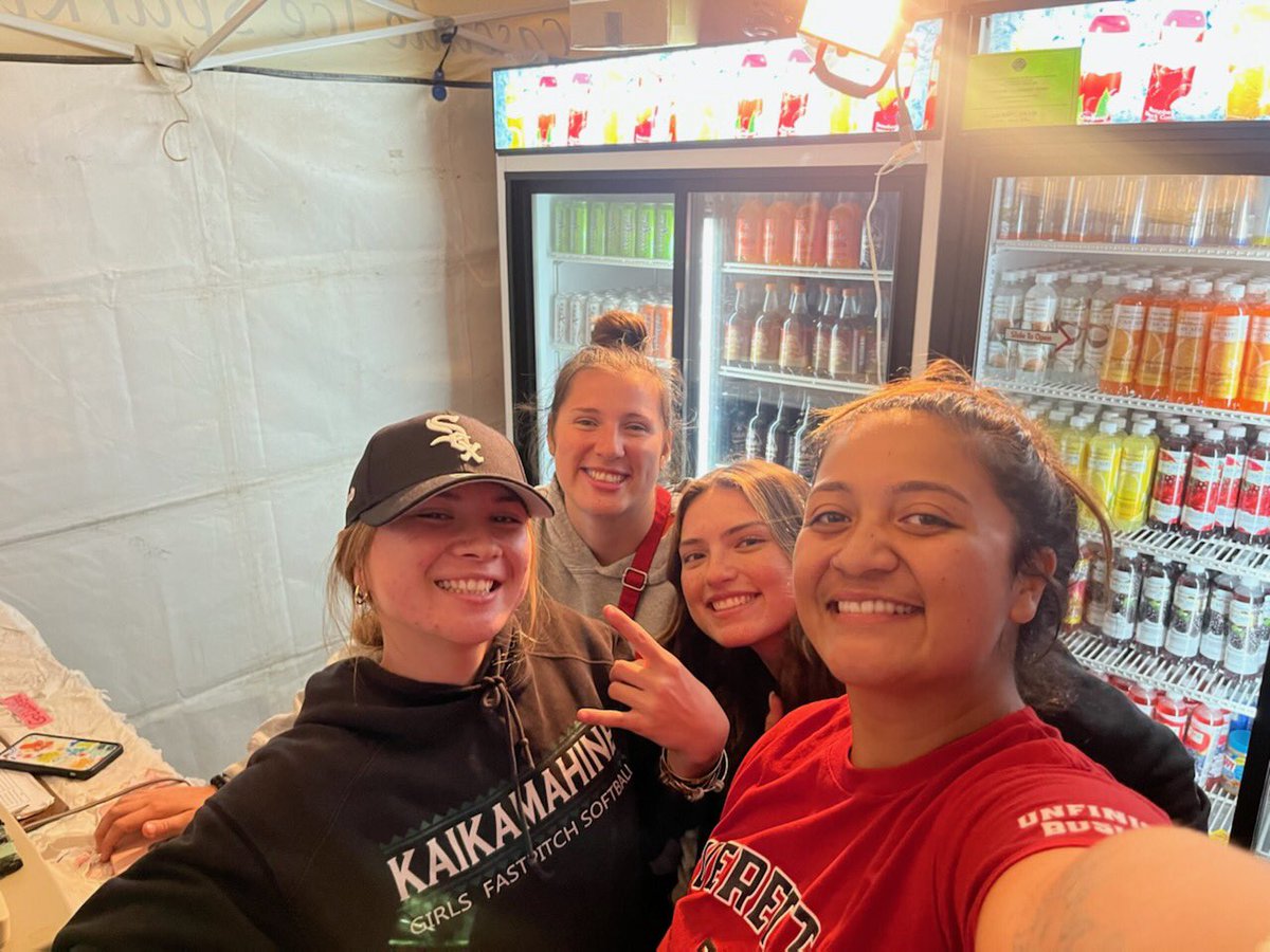 fpcatch4's tweet image. Last Day for Trojan Softball at the Evergreen State Fair. Record number of sales! Great teamwork! #evcc #evcctrojans #evccsoftball #family