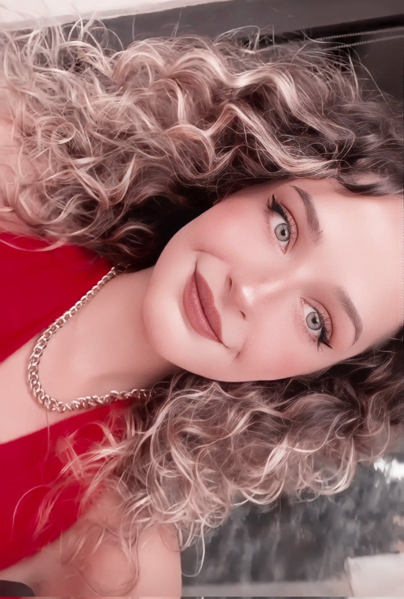 beyzzabkfc's tweet photo. red red ❤️🍓🎀🎈🍷💄👠

{ @melissakrckya } https://t.co/VeDeX58H5z