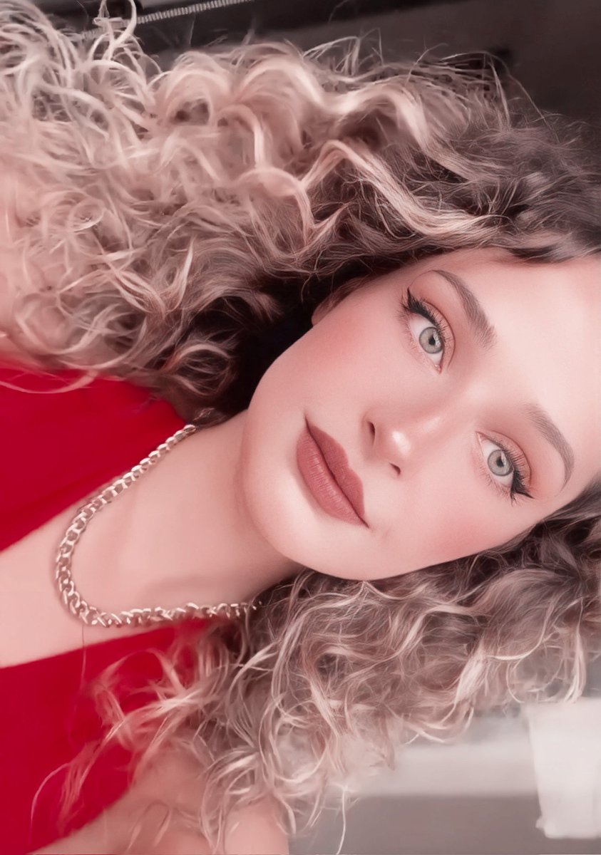 beyzzabkfc's tweet photo. red red ❤️🍓🎀🎈🍷💄👠

{ @melissakrckya } https://t.co/VeDeX58H5z