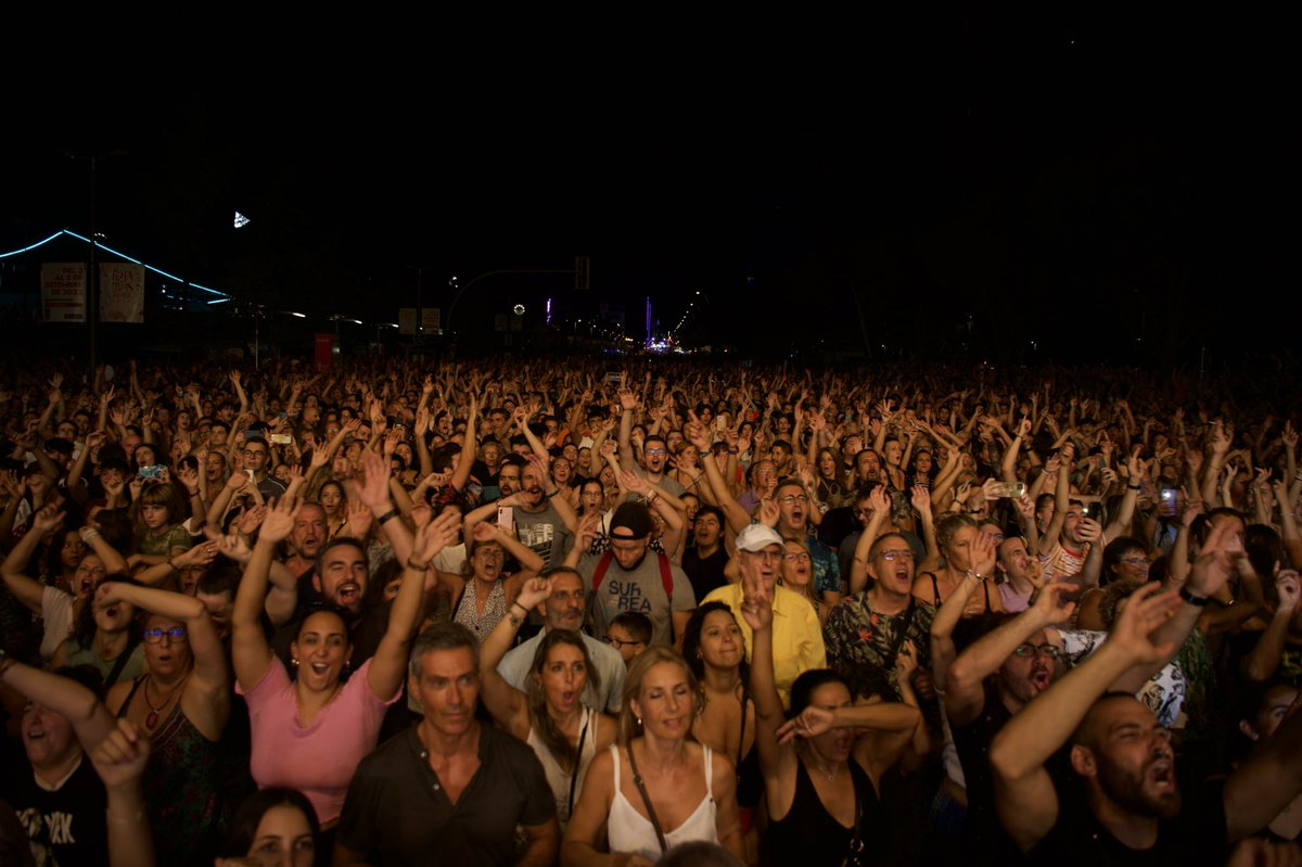 RadioSabadell's tweet photo. #FMSBD22 🎉 | Quina traca final de Festa Major! Els @Hotelcochambre i les seves versions l’han feta grossa a l’Eix Macià en l’últim concert d’enguany

Més imatges a https://t.co/81uqNjmK6G

📸 @rogerbr21 https://t.co/dHhpauKc8s