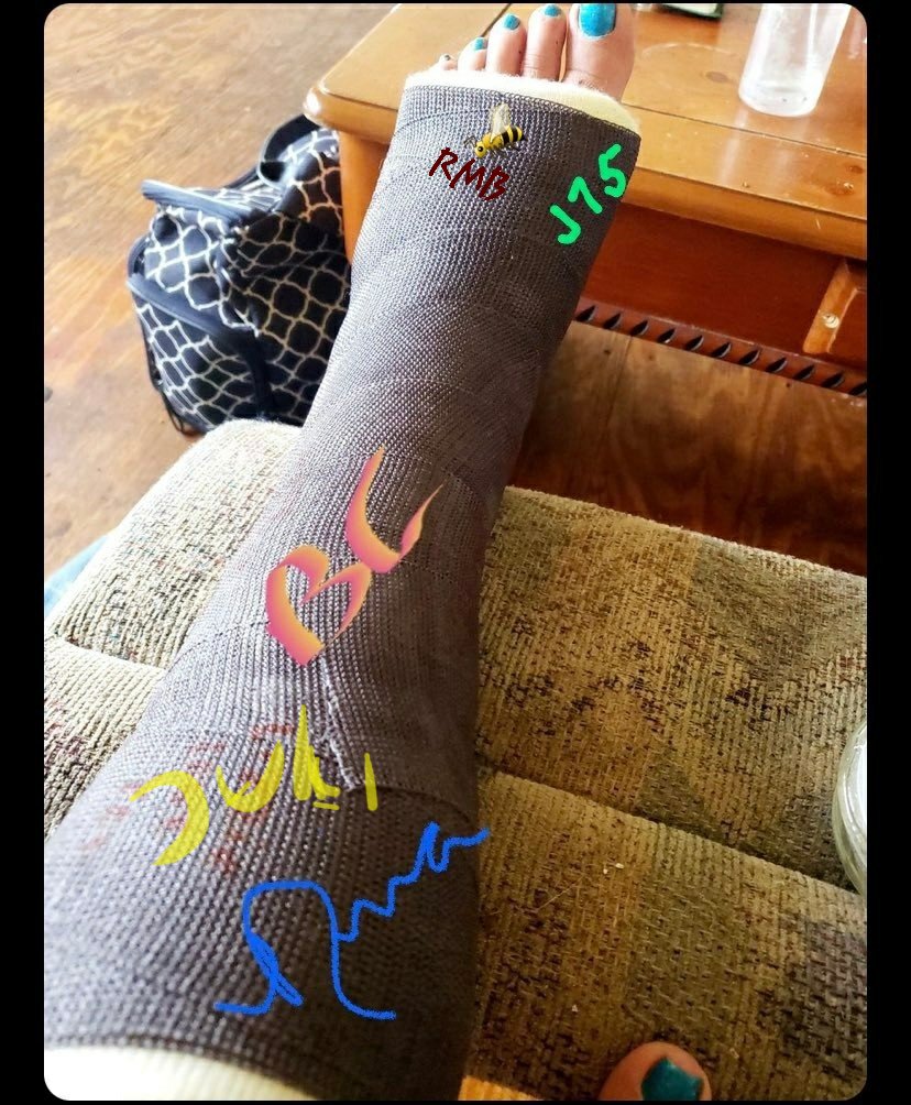 LIKE_LONDON's tweet photo. @ErikaHOOP2 @Poncarose1  🤣 i suck at signing a cast lol https://t.co/HXSohp8tiK