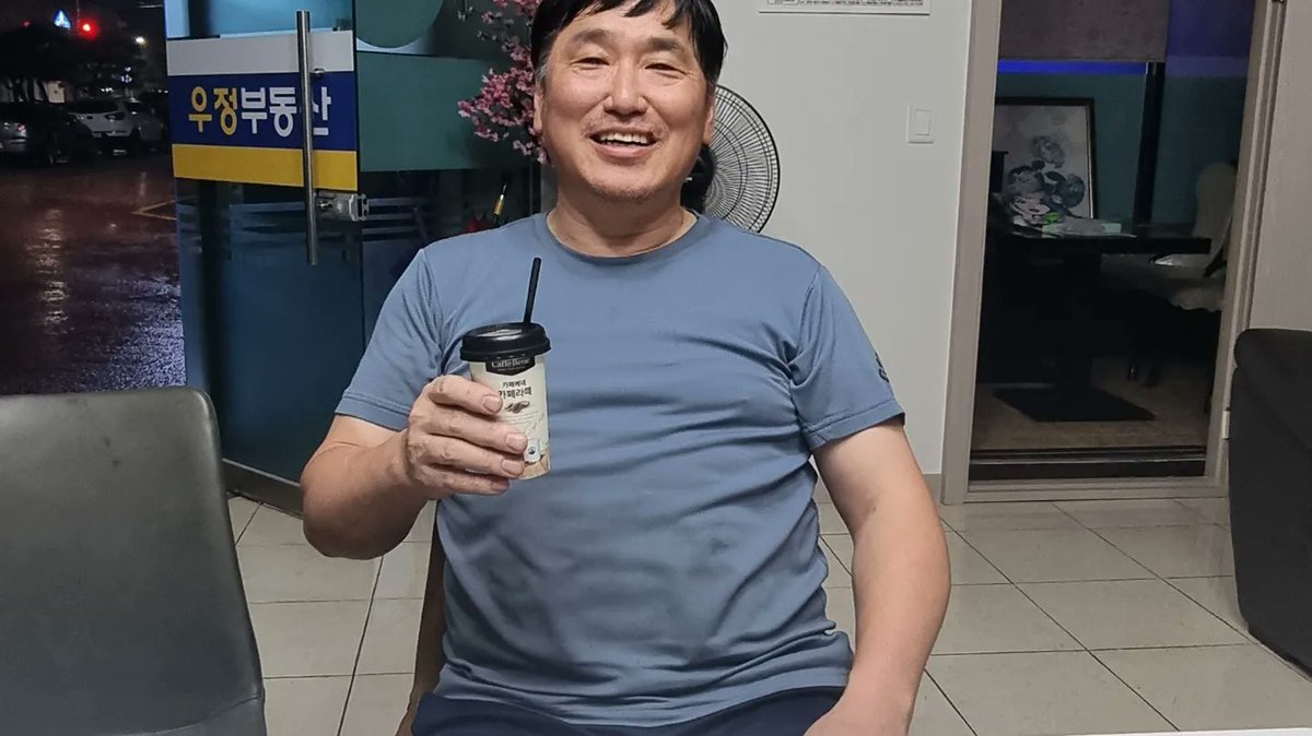 금요일날 밤새워 일하고 주말동안 포항, 대구에서 사람들을 만나며 차박하고 어제는 추석 앞두고 택배가 마감이라 새벽에 돌아 와서 삼일동안 씻지 못하고 완전 노숙자 모드다. 10여일간 라이프 스타일을 완전히 바꿨더니 입술은 터지고 그래도 기분은 좋으다.