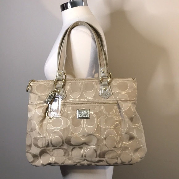 BrendaRaine4's tweet photo. So good I had to share! Check out all the items I'm loving on @Poshmarkapp #poshmark #fashion #style #shopmycloset #tignanello #coach #joymangano: https://t.co/Dk5j36paqu https://t.co/34gEORhCVv