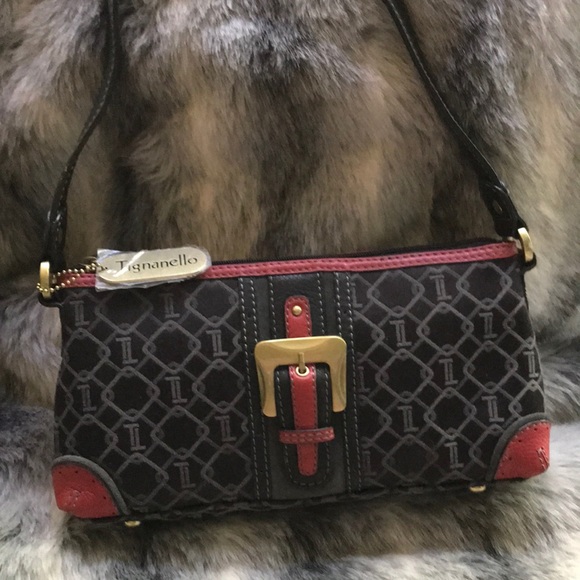 BrendaRaine4's tweet photo. So good I had to share! Check out all the items I'm loving on @Poshmarkapp #poshmark #fashion #style #shopmycloset #tignanello #coach #joymangano: https://t.co/Dk5j36paqu https://t.co/34gEORhCVv
