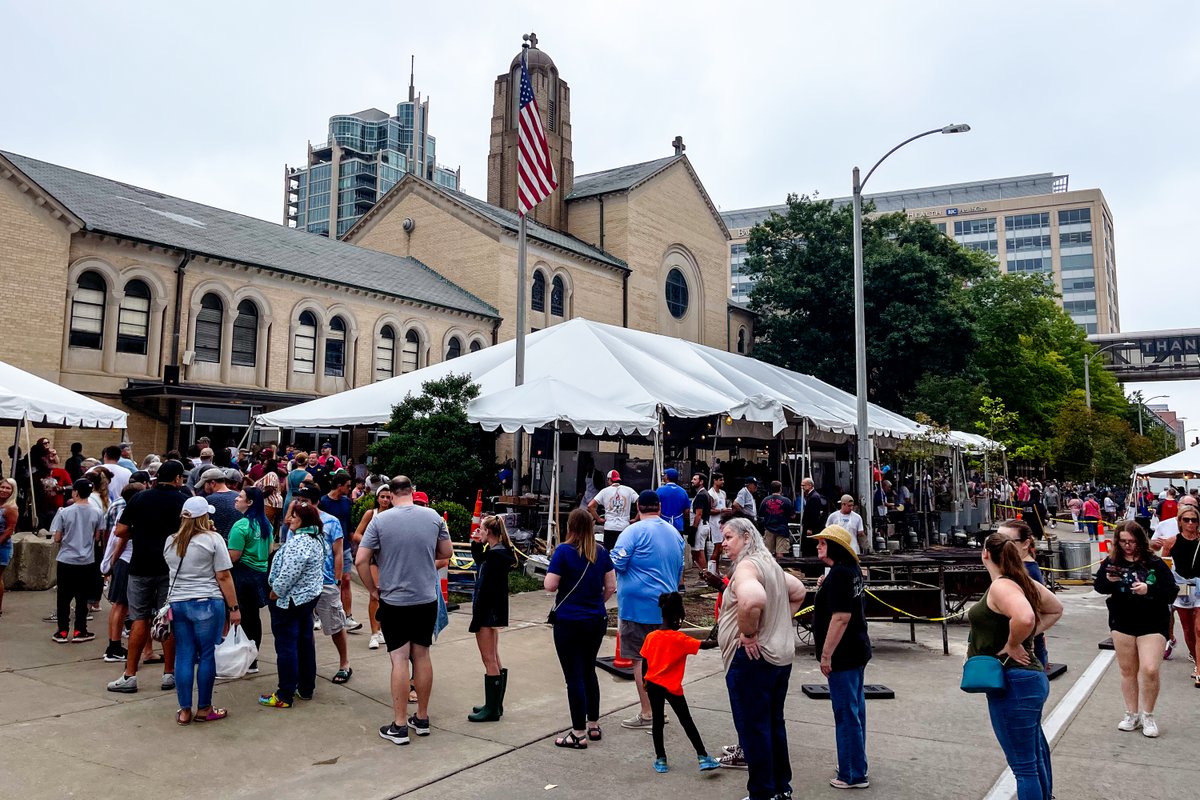 brianmmunoz's tweet photo. Another weekend, another wonderful cultural gathering in #StLouis — this time around was @opastl's 105th GreekFest in the #CWE! You know the food is going to be good when the lines are this long. https://t.co/IbjRRei9Vp