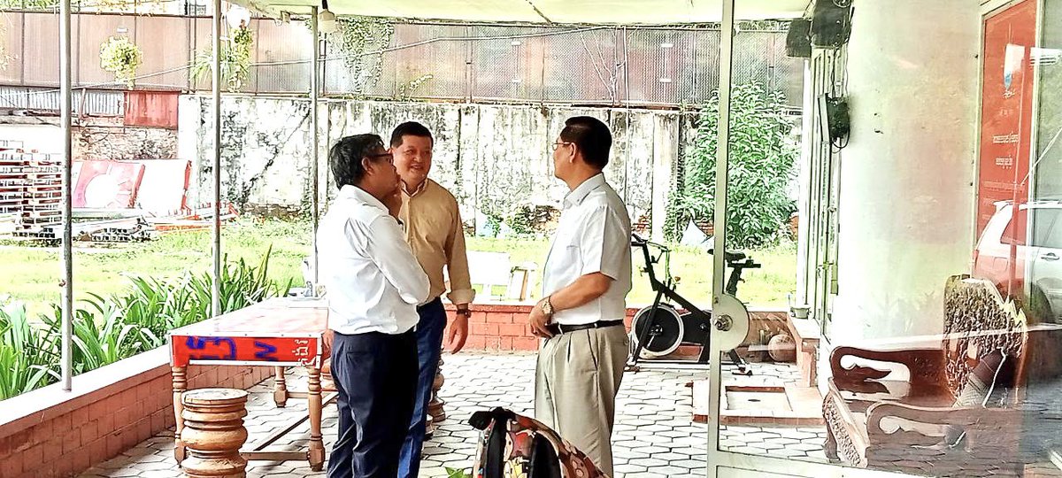 kongm26's tweet photo. A quick catch up with two senior politicians. https://t.co/9qIIVtHJRt