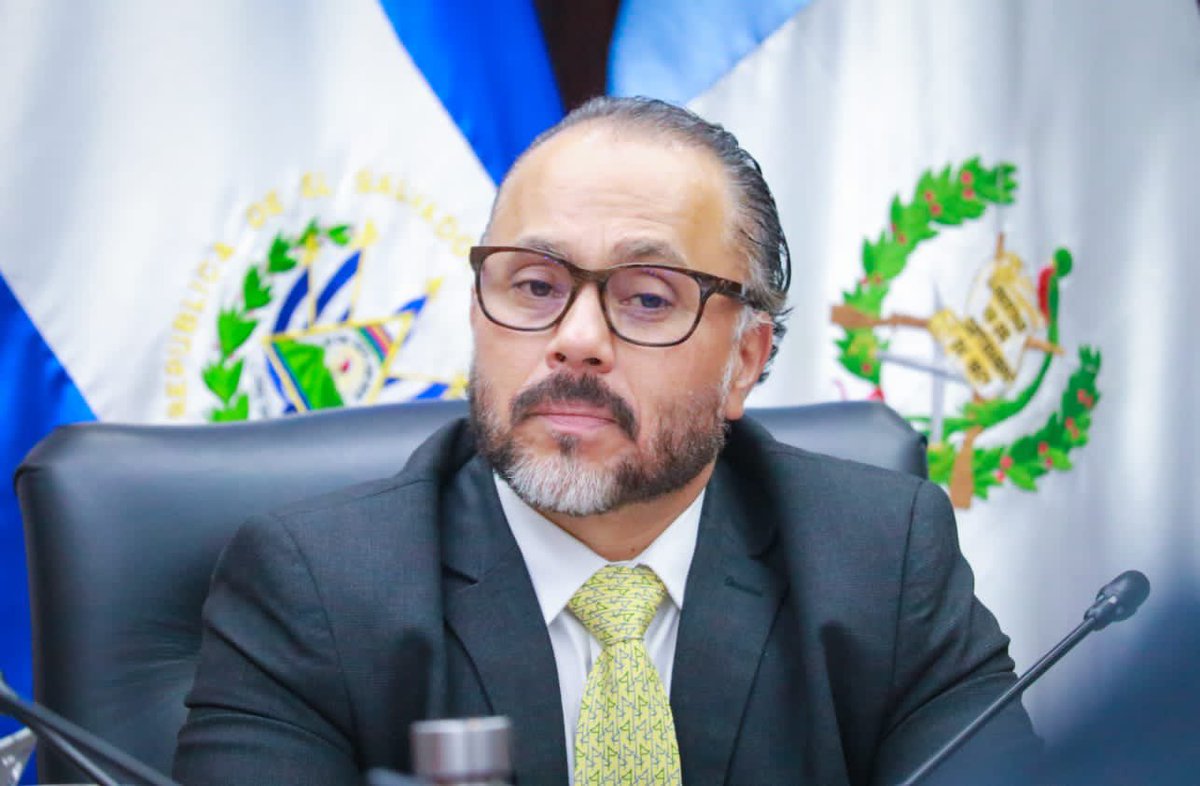 PDDHElSalvador's tweet photo. #ProcuradorDDHH #ApolonioTobar afirma que durante su gestión se realizaron acciones sin antecedentes. Cómo la Gira de Consulta con Víctimas del Conflicto Armado por los 14 departamentos. Y posicionó nuevamente la #PDDH a nivel internacional, lo que se hizo evidente con la Cumbre. https://t.co/VilZobpM5A