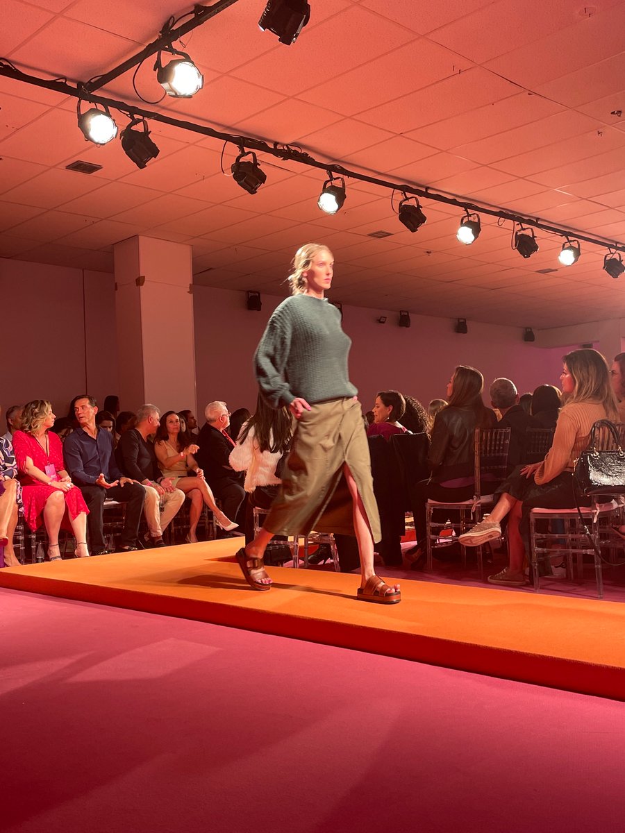 #ColinasFashion segue apresentando tendências. Pode anotar: looks monocromáticos