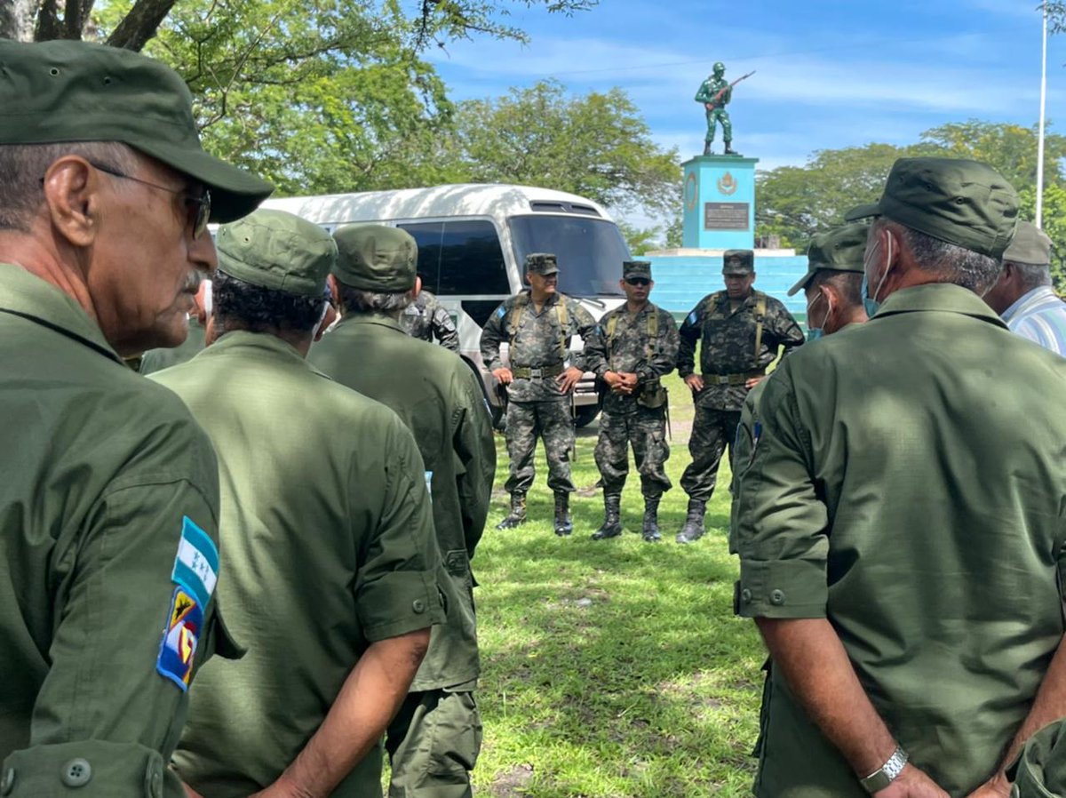 FFAAHN's tweet photo. #FFAA
Como parte de la gira Académica en la zona sur de nuestro país, alumnos del Curso de Altos Estudios Militares del #ECEMFFAA tuvieron el honor de escuchar las experiencias y vivencias por los Veteranos de la Guerra de 1969 en el frente de La Arada, departamento de Valle. https://t.co/W4fphuX47B
