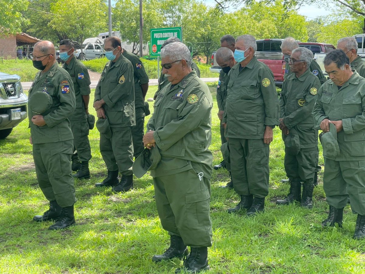 FFAAHN's tweet photo. #FFAA
Como parte de la gira Académica en la zona sur de nuestro país, alumnos del Curso de Altos Estudios Militares del #ECEMFFAA tuvieron el honor de escuchar las experiencias y vivencias por los Veteranos de la Guerra de 1969 en el frente de La Arada, departamento de Valle. https://t.co/W4fphuX47B