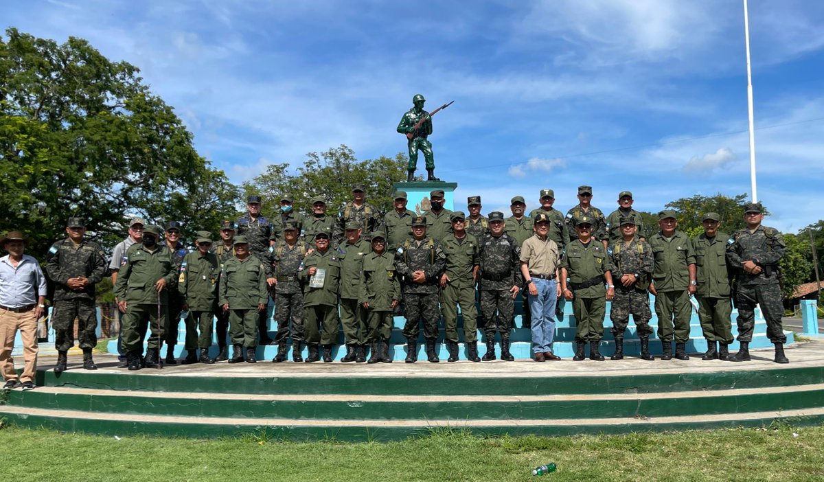 FFAAHN's tweet photo. #FFAA
Como parte de la gira Académica en la zona sur de nuestro país, alumnos del Curso de Altos Estudios Militares del #ECEMFFAA tuvieron el honor de escuchar las experiencias y vivencias por los Veteranos de la Guerra de 1969 en el frente de La Arada, departamento de Valle. https://t.co/W4fphuX47B