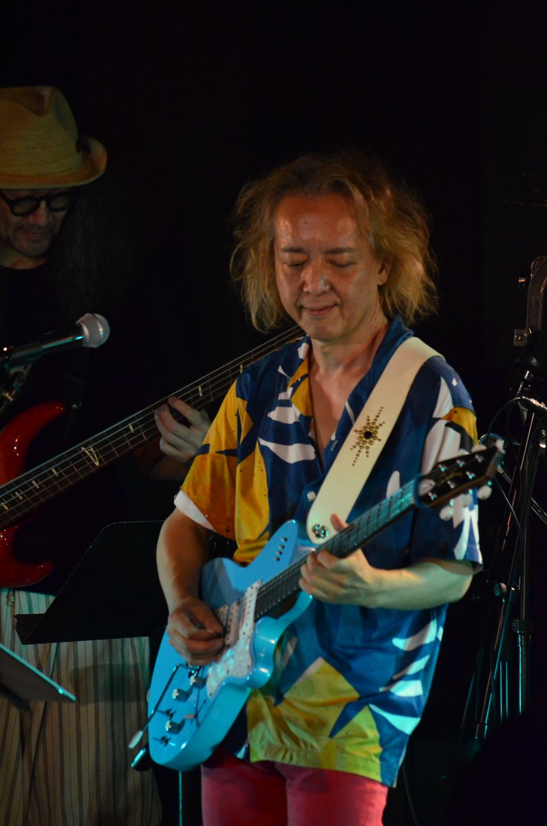 ARIA_GUITAR's tweet photo. Savarez Electric Artist
昨日竹中俊二さんのPERIGUNSのライブお邪魔いたしましたがやっぱりサバレス最高だよねとお言葉頂きました。PERIGUNSのプレイも最高でした。
竹中さんにはH50Lお使いいただいています。
#periguns #savarez #savarezelectric #サバレス #サバレスエレクトリック https://t.co/0t7exmeBxS