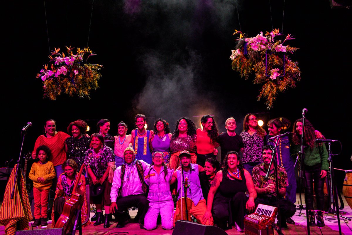 HijasMandela's tweet photo. Todavía estamos flotando luego del show del viernes en el @teatrosolis✨Este abrazo final lo dice todo✨

Qué noche! Gracias a todas las personas q fueron parte de la fiesta, a Mama Chola nuestras compas musicales, a Mydmus x hacer posible el ciclo y al @teatrosolis x recibirnos! https://t.co/C3rIlPeHqL