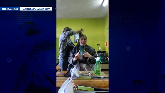 Cooperativa's tweet photo. [Video] Exconvencional se rapó tras derrota del Apruebo: "Me corté el pelo porque el mensaje no llegó a los corazones de los chilenos" #CooperativaContigo https://t.co/MU6k4WtKtZ https://t.co/rtyuGcf4lK