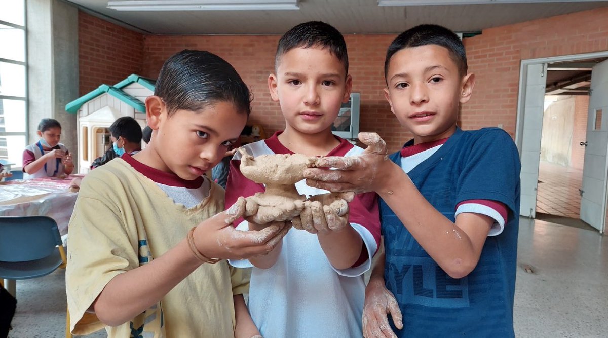 Patrimoniobta's tweet photo. El #MesDelPatrimonio2022 gira en torno a las #HistoriasLatentes de #Bogotá, lugares cargados de sentido que parecen estar en márgenes de lo patrimonial, pero que en realidad son claves para reconocer otras formas de construir memoria y ciudadanía.

https://t.co/NlCLP0j7EB https://t.co/SAfInJZbjT