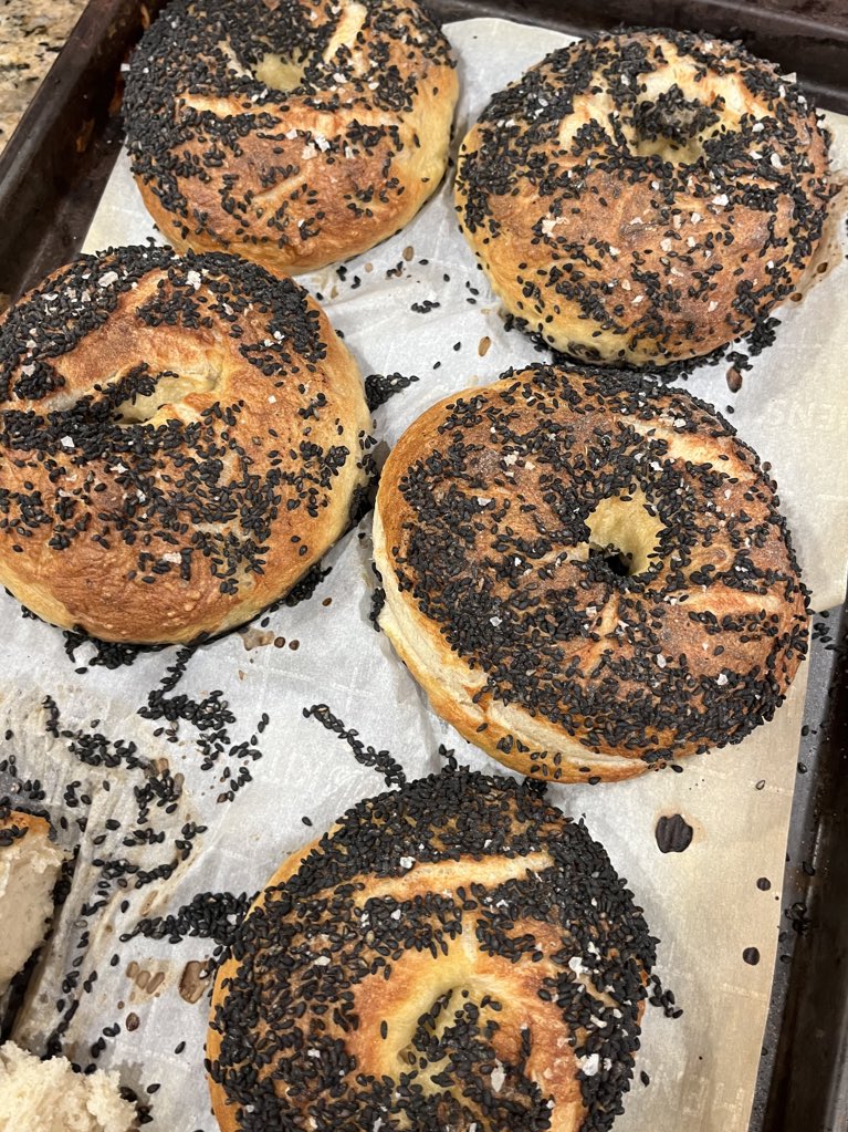 magicsfunny's tweet photo. they’re done 😌 and huge 🤨 
i think i’m going to split the recipe in half bc i can def use the same amount of dough and get better sized bagels https://t.co/qqzPFM3W5a