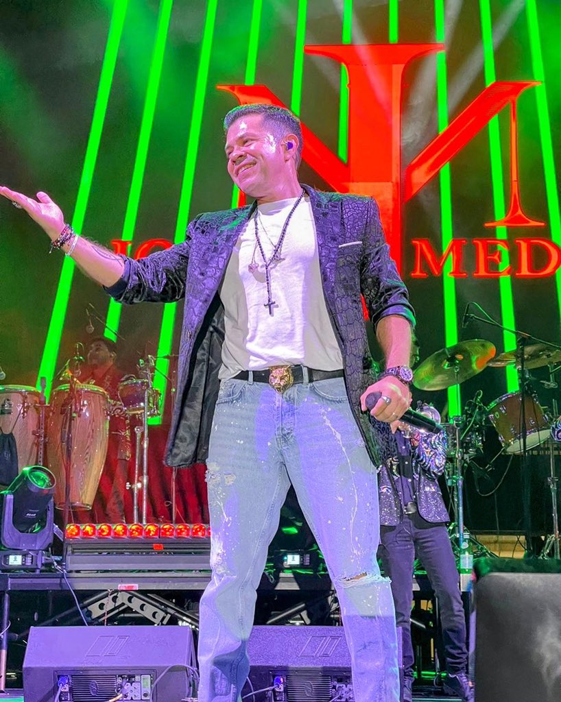 j_medina37's tweet photo. "Caballero, en edad de
merecer
con un pelo de tonto, cuatro canas, el pasado
resuelto y muchas ganas ya sabe usted de que..."
#sabinero #cantante #Viajero #Varonista 
#JorgeMedina #Secretosdemimememoria
#MynewÁlbum #linkinbio https://t.co/vPjXy29edc