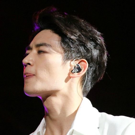 3Teacher1's tweet photo. This little habit he has of sticking out his tongue 👅 is so damn hot.  Part 2. #MINHO #SHINee #CHOIMINHO #flamingcharisma https://t.co/Q35dnMyqDJ