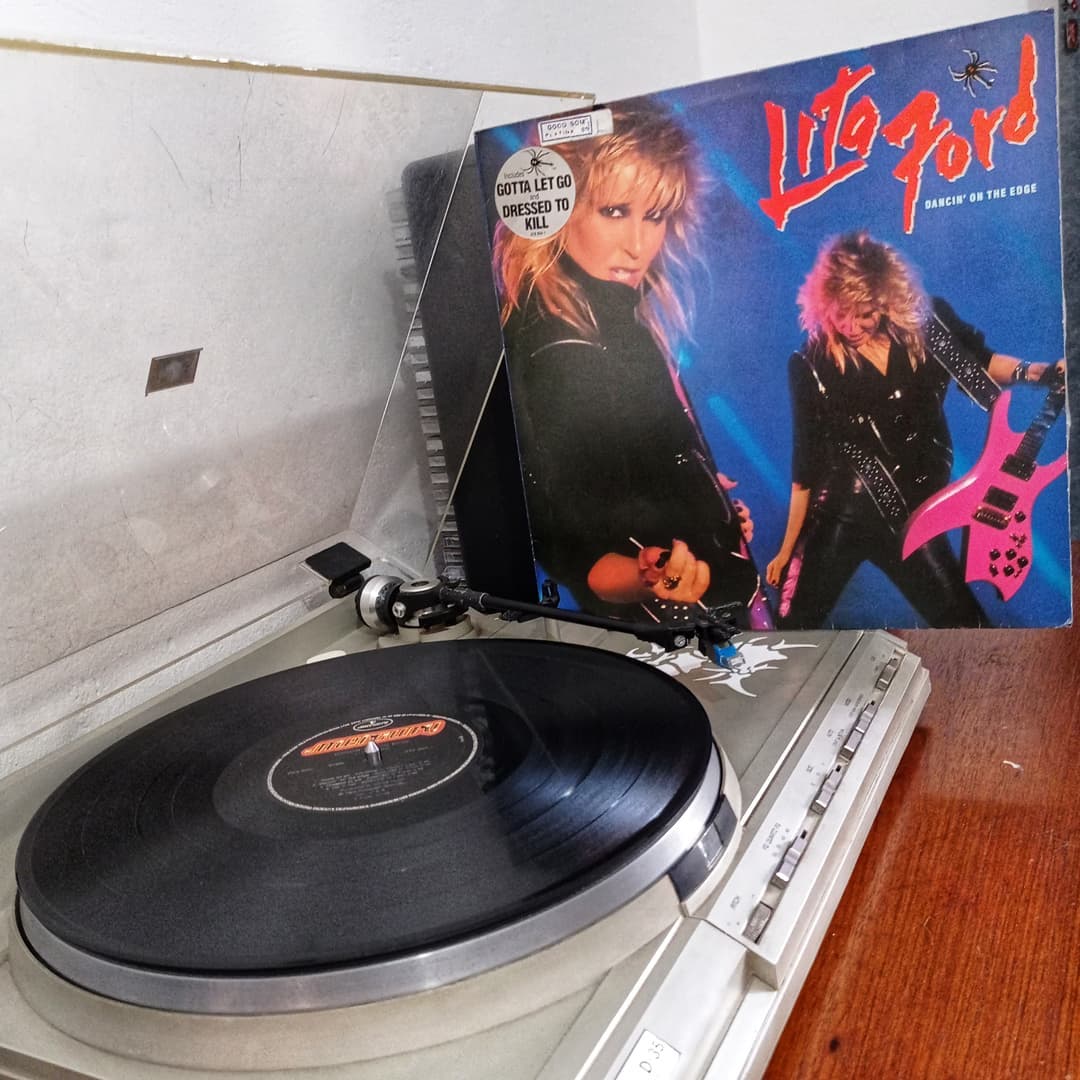 RogerioRocker's tweet photo. Há 1 ano
Lita Ford - Dancin' On The Edge #vinil #mercuryrecords #polygramdiscos #fonobrás #tambémemmusicassete #stereo #serieazul #vinyl #vinylpost #vinylcollection #vinylcollector #discoécultura #longplays #tocadiscos #gradiente #d35 #gs11 #sebossauro
https://t.co/nQpztbPGLR https://t.co/GinJFwS5mL