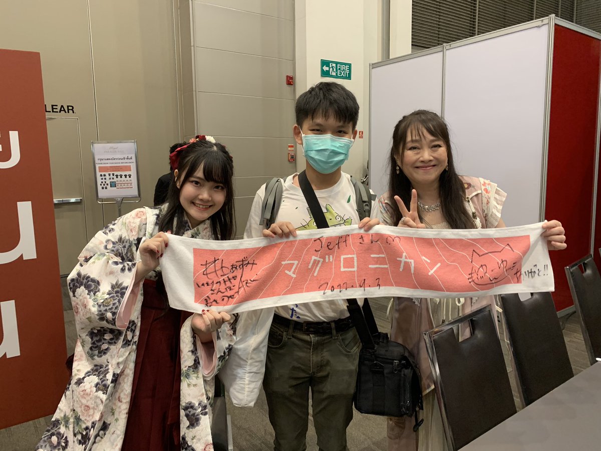 jeffdontpanic's tweet image. Even though I was worried about the upcoming presentation, This Saturday became the best day as I met @inoueazumi and @yuyu_2012_2_22. I am so excited that during the signing session i was speechless, but I just want to say &quot;Thank you for making my childhood beautiful.” ありがと.