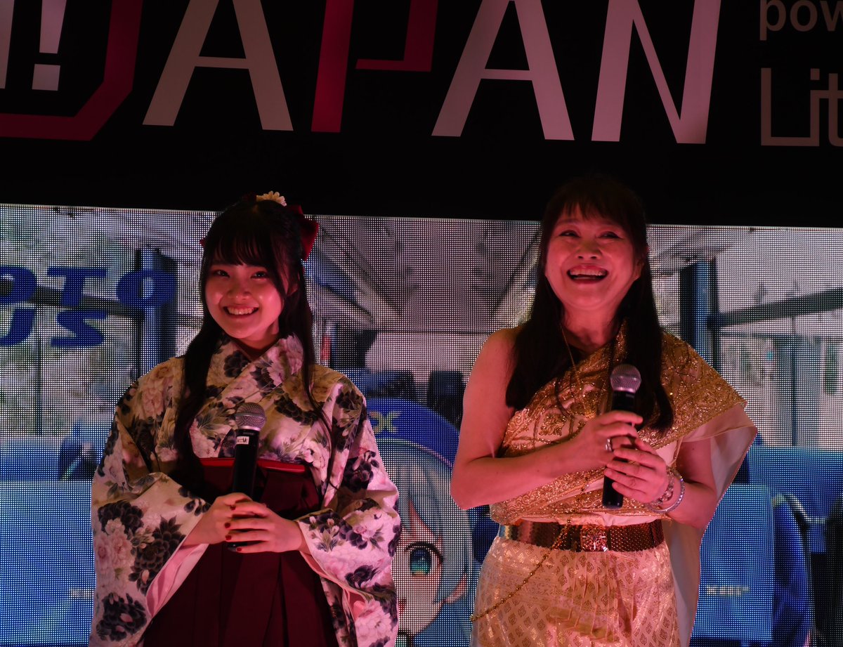 jeffdontpanic's tweet image. Even though I was worried about the upcoming presentation, This Saturday became the best day as I met @inoueazumi and @yuyu_2012_2_22. I am so excited that during the signing session i was speechless, but I just want to say &quot;Thank you for making my childhood beautiful.” ありがと.