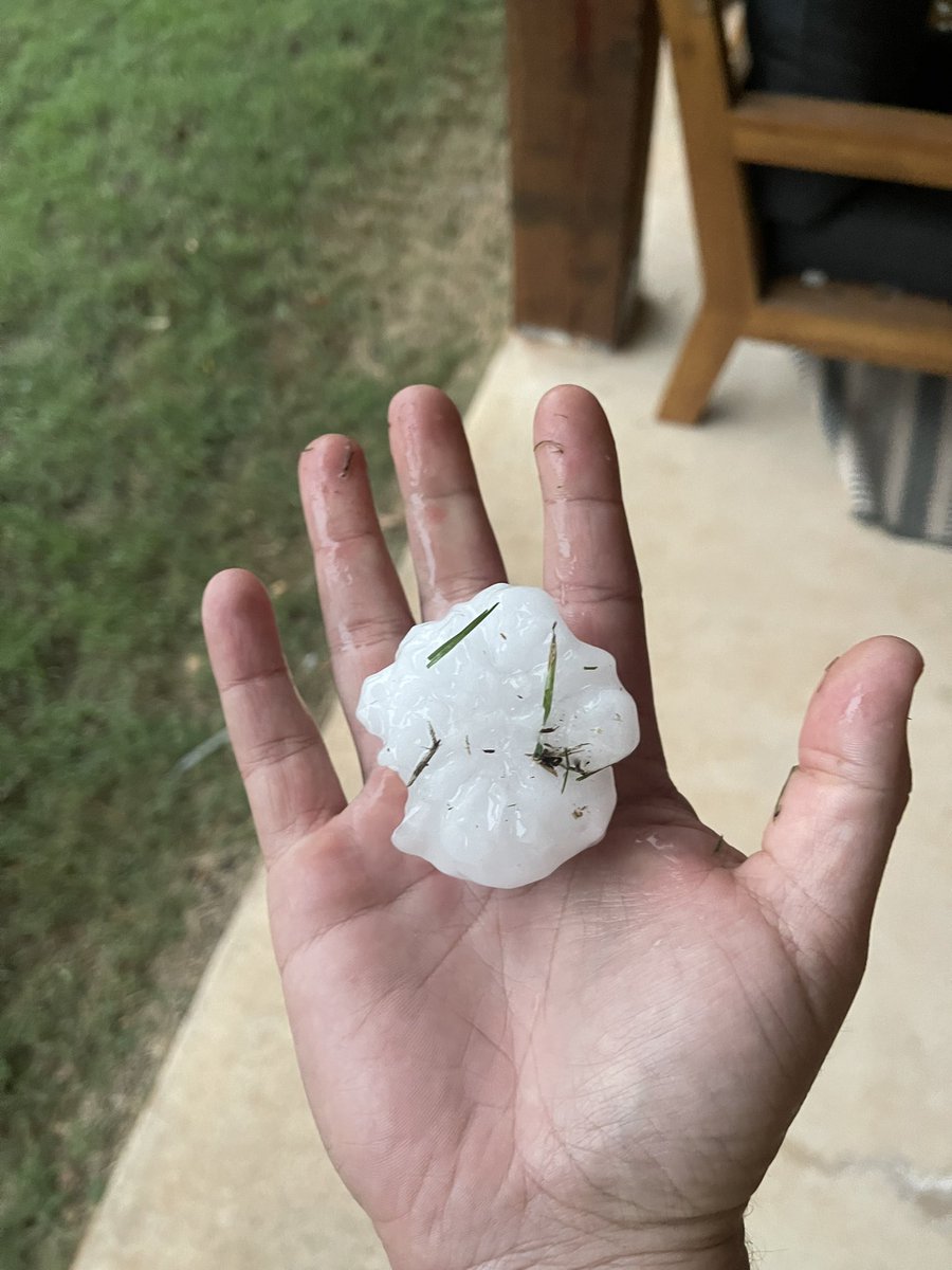 chance_freeman_'s tweet photo. @RickMitchellWX Big hail here in Sugartree Golf course southern Parker county. https://t.co/gemKq3ZmS8