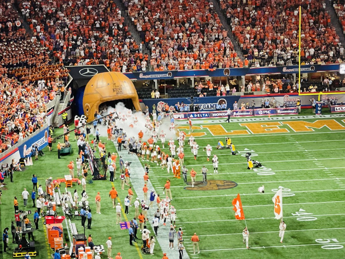 JustBS's tweet photo. Clemson takes the field! #Gatech #Clemson #ChickFilAKickoff #ClemsonFamily https://t.co/iBzgl1a4zT