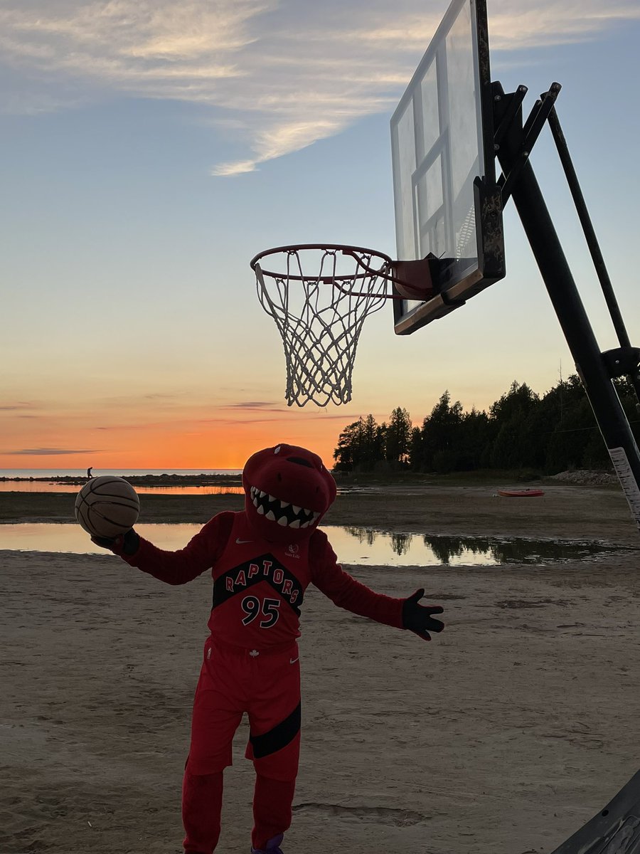 Sunset hoops to end the long weekend! Good luck to all the <a href="/raptors/">Toronto Raptors</a> fans starting school this week!! #WeTheNorth