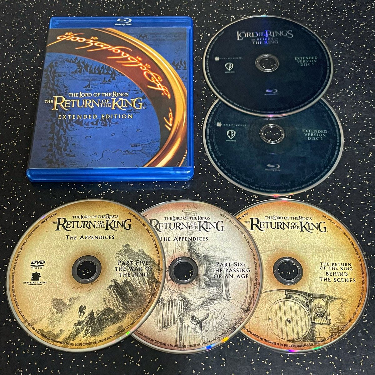 TheTrueAsgard's tweet photo. New arrival:
The Lord of the Rings blu-ray trilogy - Extended Editions.
From Amazon @amazon.
All good but the poor protective packaging, which made some of the boxes break in the inside. 😢
#LordOfTheRings #ExtendedEditions #BluRay #Amazon https://t.co/8oYIT0ttfg