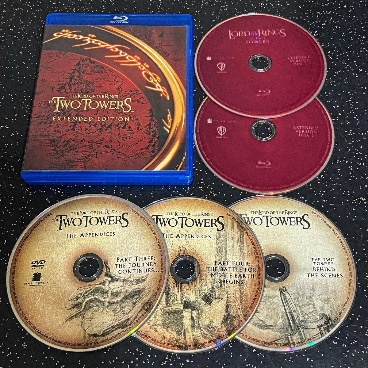 TheTrueAsgard's tweet photo. New arrival:
The Lord of the Rings blu-ray trilogy - Extended Editions.
From Amazon @amazon.
All good but the poor protective packaging, which made some of the boxes break in the inside. 😢
#LordOfTheRings #ExtendedEditions #BluRay #Amazon https://t.co/8oYIT0ttfg