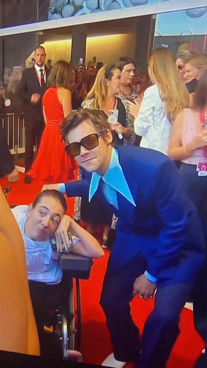 harrycolmedia's tweet photo. 📸 | Harry hoy en la alfombra roja junto a algunxs fans.
Vía: ©️ owners
#Venezia79 #DWD #DontWorryDarling #PremierDWD https://t.co/XMmAkXrKxA